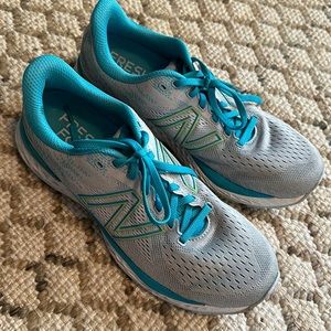 New Balance women’s 10.5 fresh foam 880 sneaker